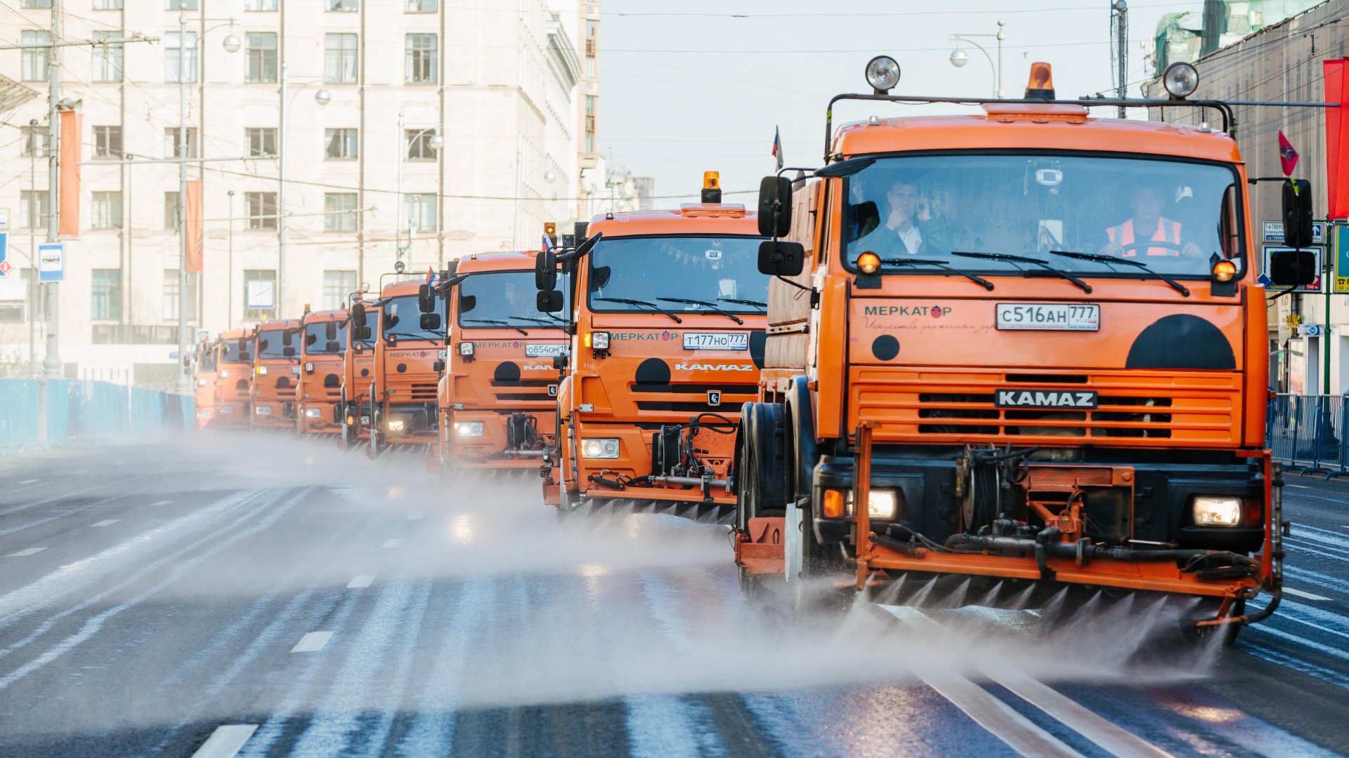 Народного ополчения 31 ГБУ автомобильные дороги. КАМАЗ поливалка. КАМАЗ 43253 поливалка. Меркатор КАМАЗ поливомоечная машина.