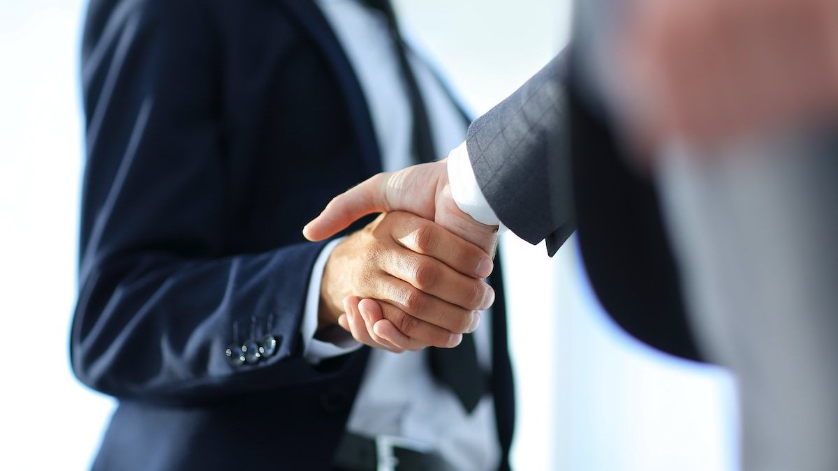 Бизнес миссия. Handshaking Business Concept.