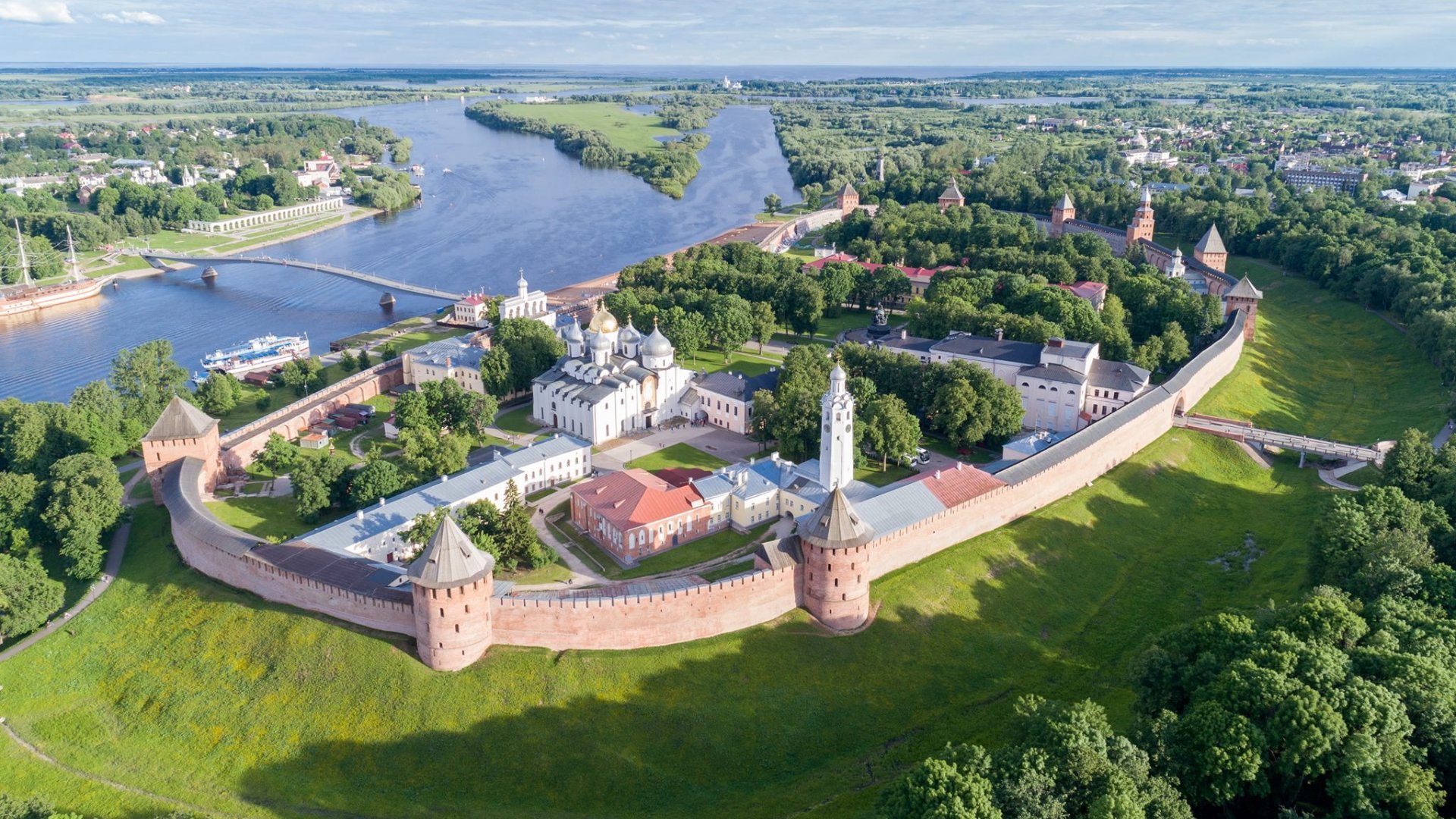 Сайты вел новгорода. Новгородский Кремль (Новгородский Детинец). Великий Новгород Кремль. Великий Новгород Детинец Кремль. Белый Кремль Великий Новгород.