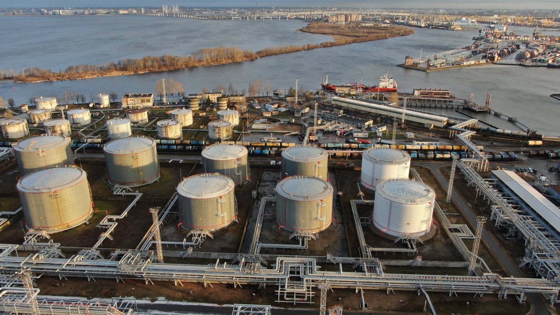 Петербургский нефтяной терминал. Нефтеналивной терминал жеча. Санкт петербургский нефтеналивной порт. Петербургский нефтяной терминал. Нефтеналивной терминал санкт-петербург.
